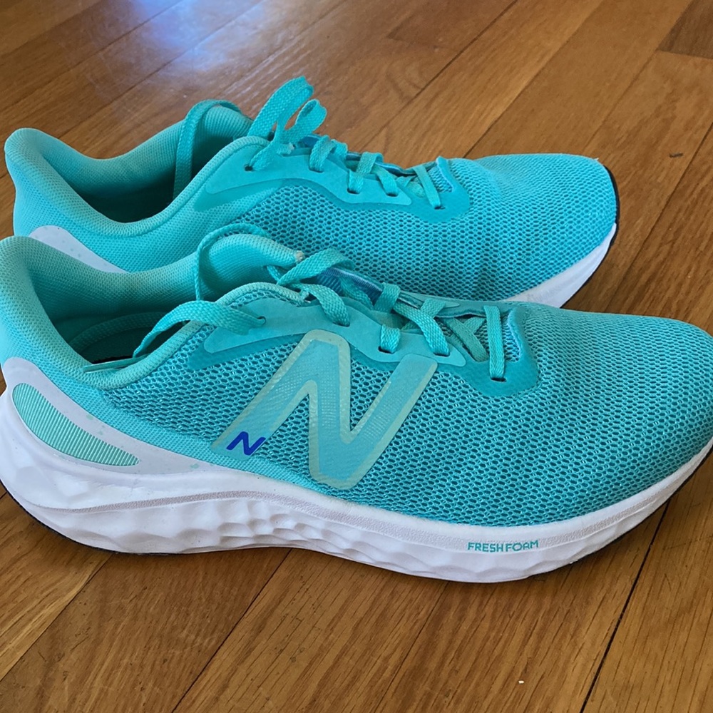 New Balance Women's Cyber Jade Fresh Foam Arishi v4 Running Athletic Shoe-Size 8